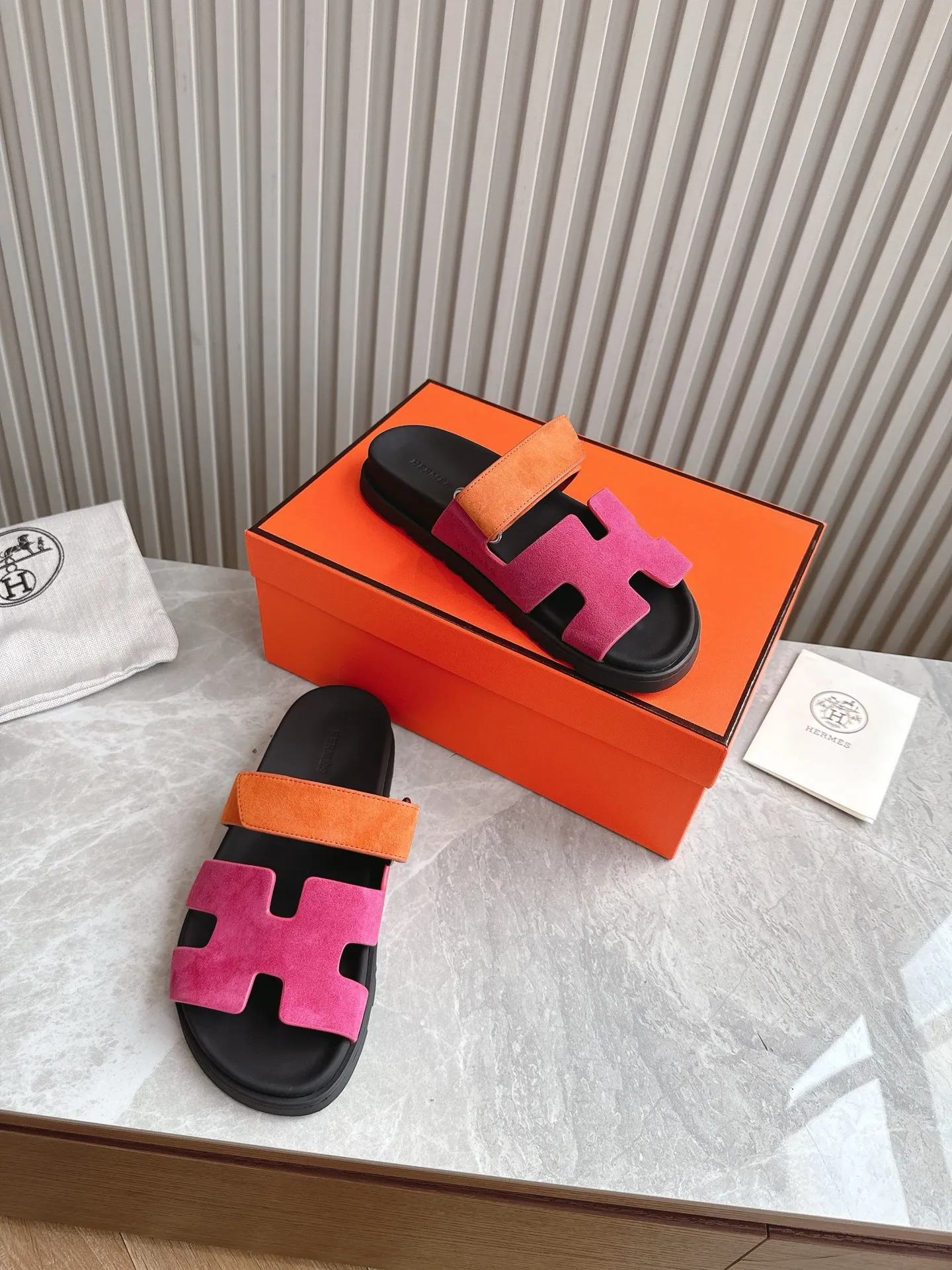 p480🐮🐮Couple model (top version) H family 2024 spring and summer new style HERMES Hermes' recently popular couple model pig nose angle sandals and slippers, paired with various colorful socks, popular. Upper: imported original deerskin (the genuine leather edging is not ordinary super migration). Lining: imported genuine leather. Outsole: Tpu non-slip and wear-resistant outsole. Size: Female 35-42 (40/42 non-returnable and non-exchangeable) Male size: 39-45 (45 non-refundable and non-exchangeable)